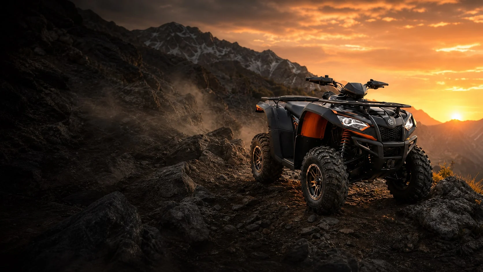 Quad vozilo na planinskoj off-road stazi pri zalasku sunca